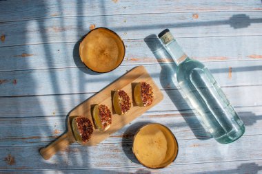 Kristal tekila şişesinin üst görüntüsü veya jicaras ve baharatlı portakallı mezcal