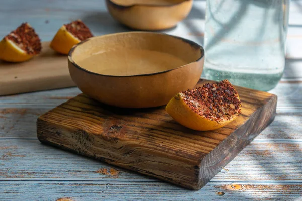 Jicara Con Tequila Cristalino Mezcal Con Naranja Picante Tableros Antiguos — Foto de Stock