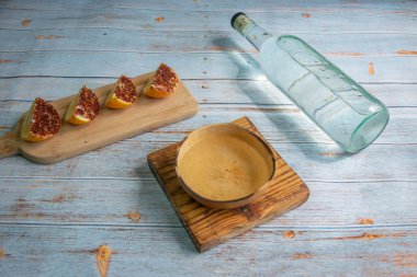 Kristal tekila şişesinin üst görüntüsü veya jicaras ve baharatlı portakallı mezcal