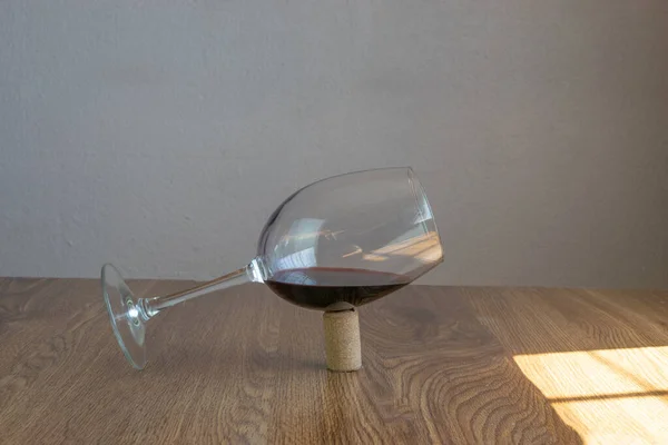 Vaso Vino Tinto Equilibrado Corcho Sobre Mesa — Foto de Stock