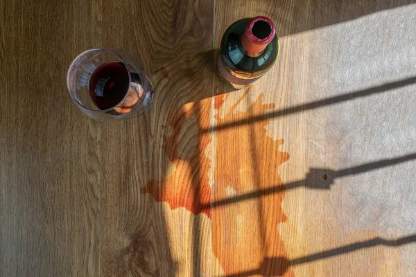 Vista Superior Copa Botella Vino Tinto Con Vino Derramado Sobre — Foto de Stock