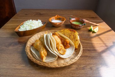 Guacamole, krema ve lahanalı balıklı taco. Meksika yemeği