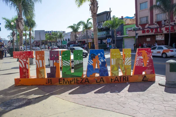 Tijuana, Baja California Meksika 20 Eylül 2020 'de şehir merkezinde TIJUANA sözcüğünün yazılı olduğu dev harflerin işareti.