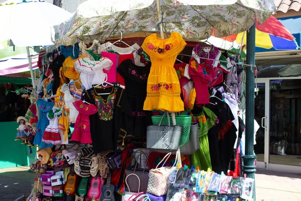 Tienda Con Vestidos Juguetes Tradicionales México — Foto de Stock
