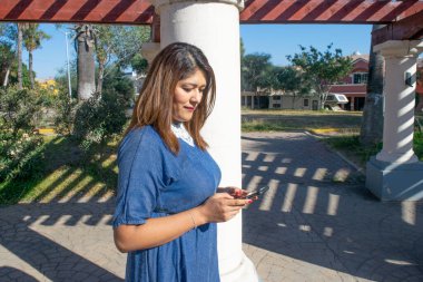 Parktaki çekici Meksikalı kadın