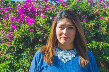 Parktaki çekici Meksikalı kadın