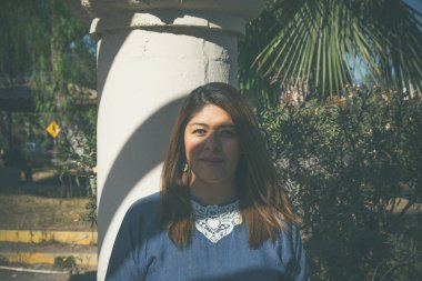 Parktaki çekici Meksikalı kadın