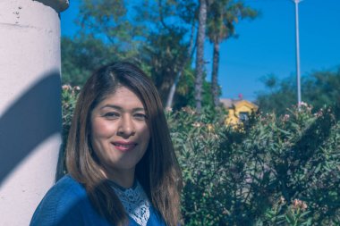 Parktaki çekici Meksikalı kadın