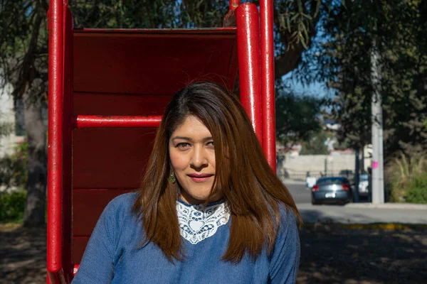 Aantrekkelijke Mexicaanse Vrouw Het Park — Stockfoto