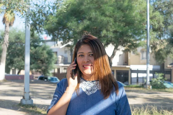 Aantrekkelijke Mexicaanse Vrouw Het Park — Stockfoto