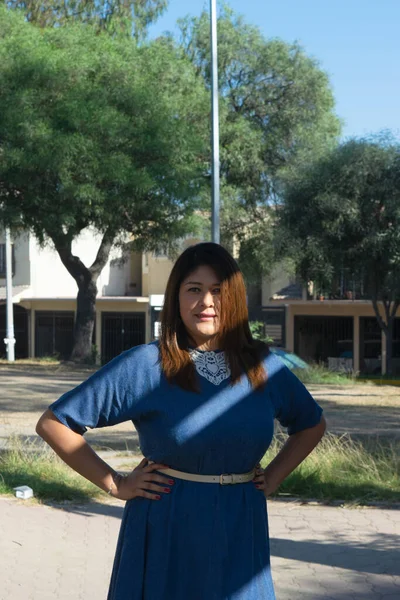 Aantrekkelijke Mexicaanse Vrouw Het Park — Stockfoto