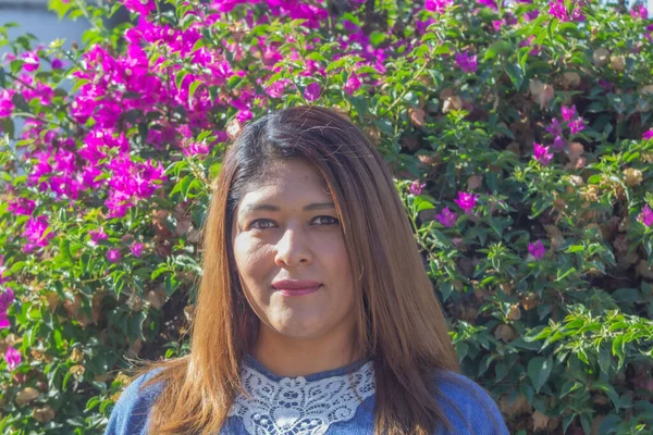 Attractive Mexican Woman Park — Stock Photo, Image