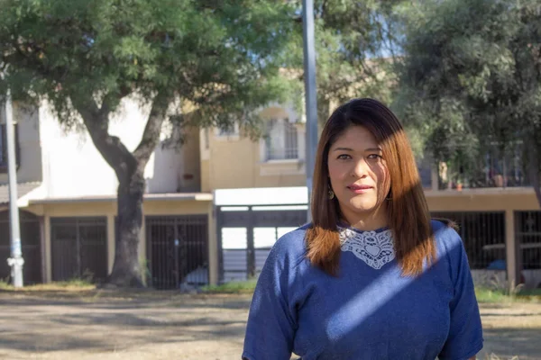 Aantrekkelijke Mexicaanse Vrouw Het Park — Stockfoto