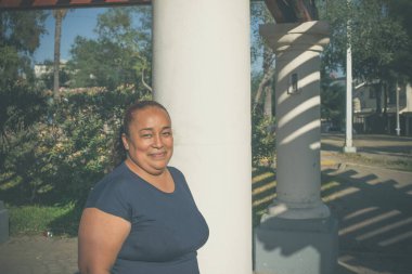 Mutlu gülümseyen güzel İspanyol kadın.