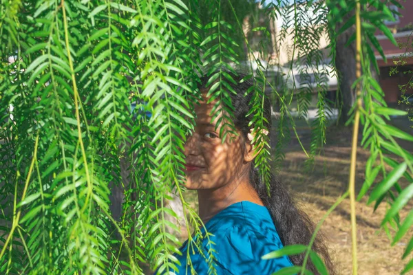 Bela Jovem Mulher Latina Parque — Fotografia de Stock