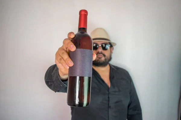 Hispanic Man Med Panama Hatt Visar Vin Flaska Med Tom — Stockfoto