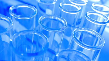 Rafta bir sürü test tüpü var. Test tüplerinin tepesi.