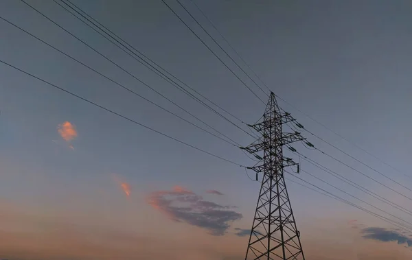 Gün batımında gökyüzüne karşı neredeyse boş bir gökyüzü..