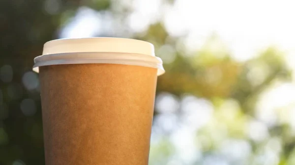 Papier Wegwerp Koffiebeker Een Witte Tafel Met Herfst Bokeh — Stockfoto