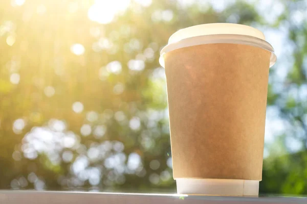 Papier Wegwerp Koffiebeker Een Witte Tafel Met Herfst Bokeh — Stockfoto