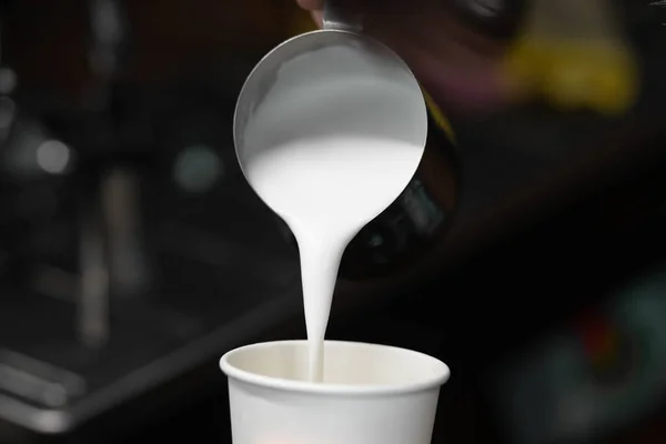 Het Proces Van Het Maken Van Koffie Een Koffiezetapparaat Warme — Stockfoto