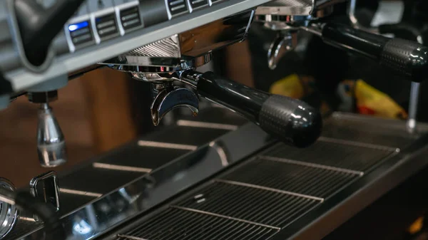 コーヒーメーカーでコーヒーを作るプロセス コーヒーマシンに設置されているホルダー — ストック写真