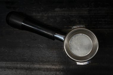 Kahve makinesinde kahve yapma süreci. Kahveyi doldurmadan önce boş, temiz tutucu..