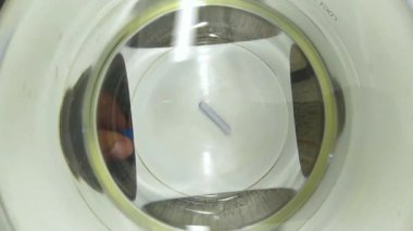 Manyetik karıştırıcıyı çalıştır. Mıknatısın dönüşünün başlangıcı ve kimyasal bir çözeltideki huninin görünümü. Çözümü karıştırıyorum. Kimyasal laboratuvar serisi.