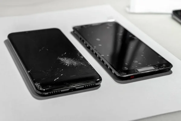 モバイル機器の修理 まったく新しいものに置き換える前に黒のスマートフォンの壊れたタッチスクリーンディスプレイ 近接ダメージ — ストック写真