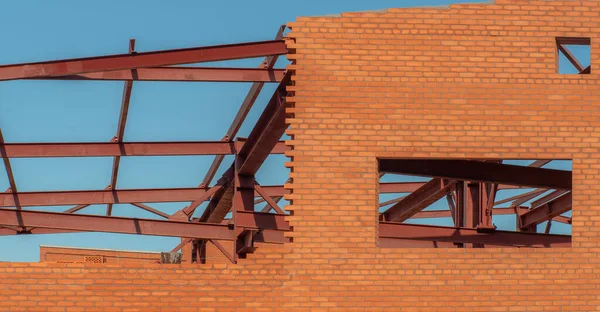 Ein Fenster Einem Unvollendeten Roten Backsteingebäude Durch Das Das Innere — Stockfoto