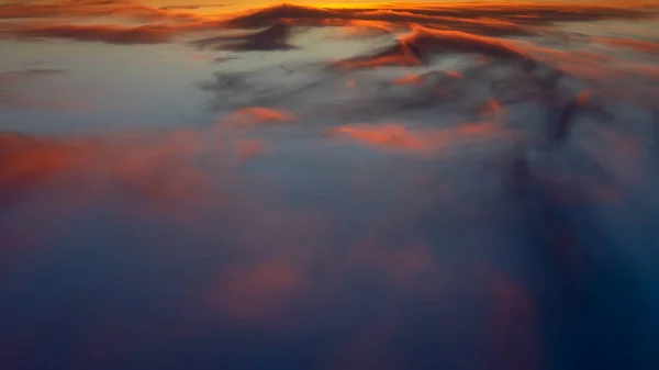 在美丽的落日下飞越云端 — 图库照片