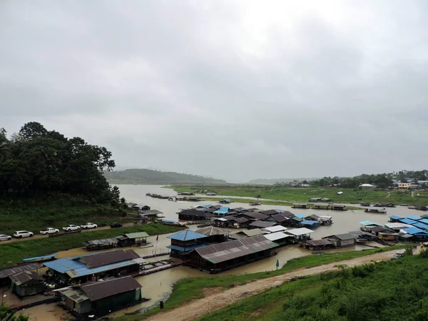 Sangkhlaburi, Kanchanaburi, Tayland yüzen köy sal evlerin Peyzaj
