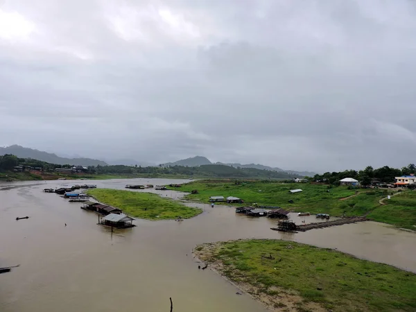Sangkhlaburi, Kanchanaburi, Tayland yüzen köy sal evlerin Peyzaj