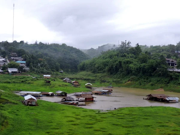 Sangkhlaburi, Kanchanaburi, Tayland yüzen köy sal evlerin Peyzaj