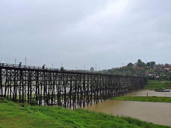Uttamanusorn Köprüsü veya yaygın Olarak Bilinen Mon Köprüsü. Tambon Nong Lu'daki en uzun ahşap köprü, Sangkhla Buri Bölgesi, Kanchanaburi Eyaletinin kuzeybatısında, Tayland