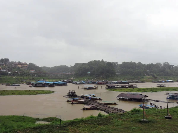 Sangkhlaburi, Kanchanaburi, Tayland yüzen köy sal evlerin Peyzaj