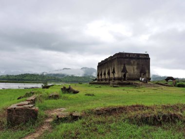 Wat Saam Prasob, Batık Tapınak. manzara Sangklaburi, Kanchanaburi, Tayland