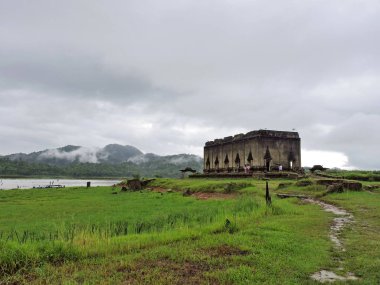 Wat Saam Prasob, Batık Tapınak. manzara Sangklaburi, Kanchanaburi, Tayland
