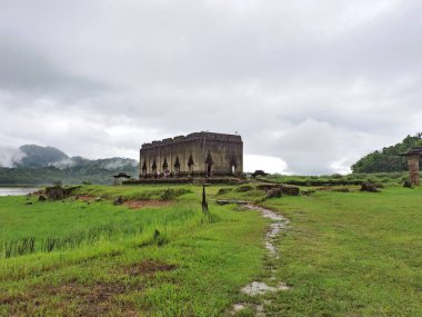 Wat Saam Prasob, Batık Tapınak. manzara Sangklaburi, Kanchanaburi, Tayland