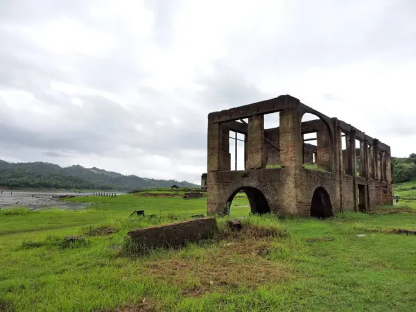 Wat Saam Prasob, Batık Tapınak. manzara Sangklaburi, Kanchanaburi, Tayland