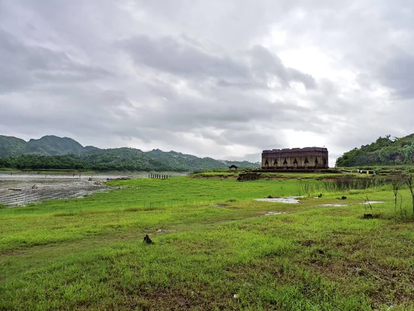 Wat Saam Prasob, Batık Tapınak. manzara Sangklaburi, Kanchanaburi, Tayland