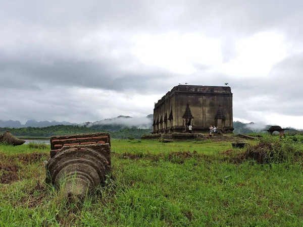 Wat Saam Prasob, Batık Tapınak. manzara Sangklaburi, Kanchanaburi, Tayland