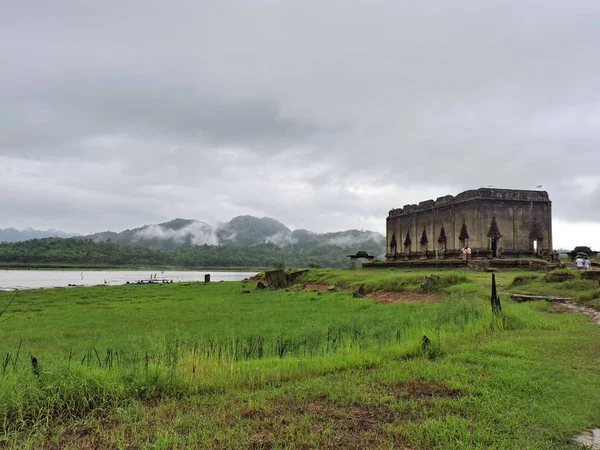 Wat Saam Prasob, Batık Tapınak. manzara Sangklaburi, Kanchanaburi, Tayland