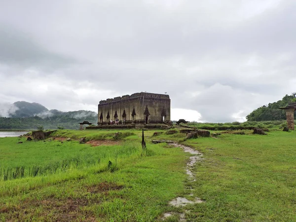 Wat Saam Prasob, Batık Tapınak. manzara Sangklaburi, Kanchanaburi, Tayland