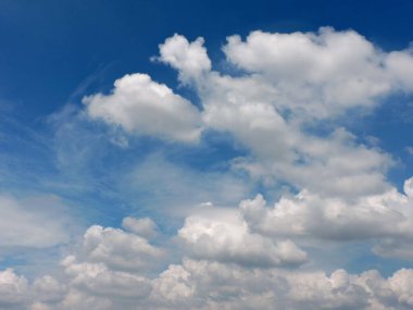 bulutlu mavi gökyüzü arkaplanı