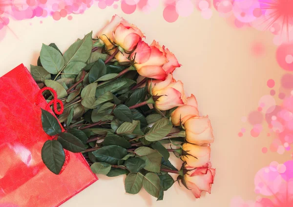 Bunte Rosen Roter Geschenktüte Auf Beigem Hintergrund — Stockfoto