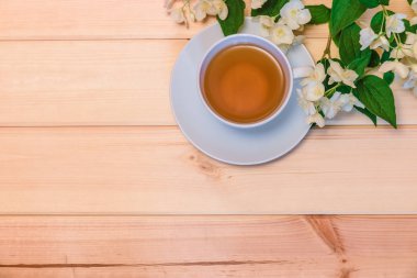 yeşil çay ve Yasemin çiçekleri ahşap arka plan üzerinde. 