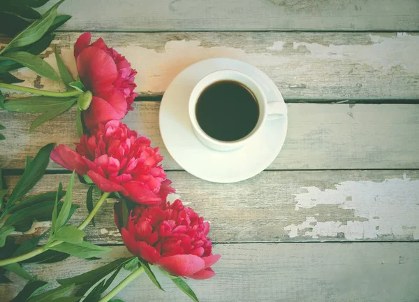 Flores de peonías rojas frescas y taza de café —  Fotos de Stock