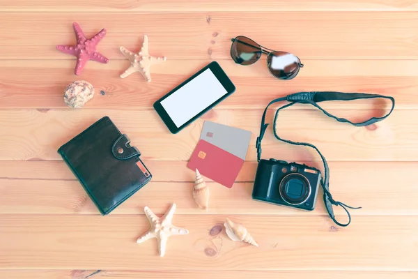 Yaz tatillerini ahşap arka plan üzerinde şeyler kümesi