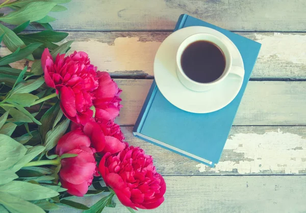 Peonías Rojas Taza Café Blanco Libro Azul Sobre Fondo Madera —  Fotos de Stock